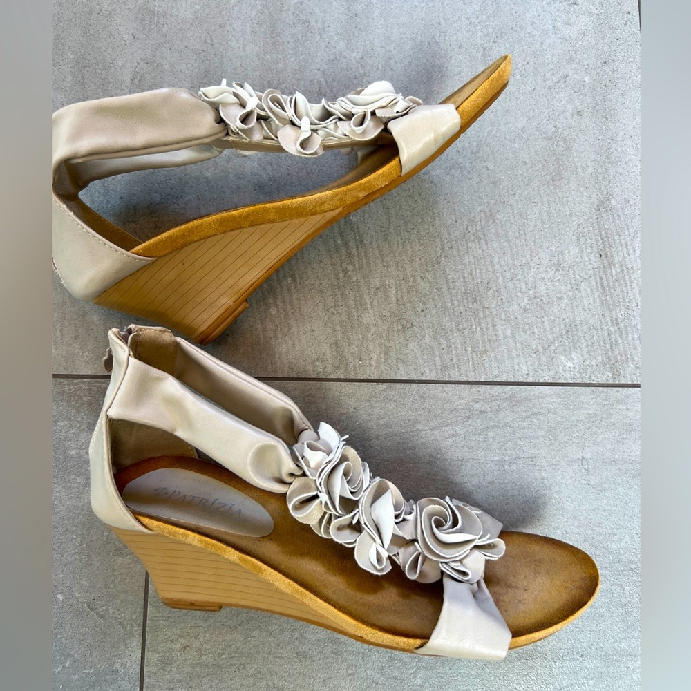 Like new! Elegant Cream Wedge Sandals w floral detail & zipper in back.Comfy! 🌸